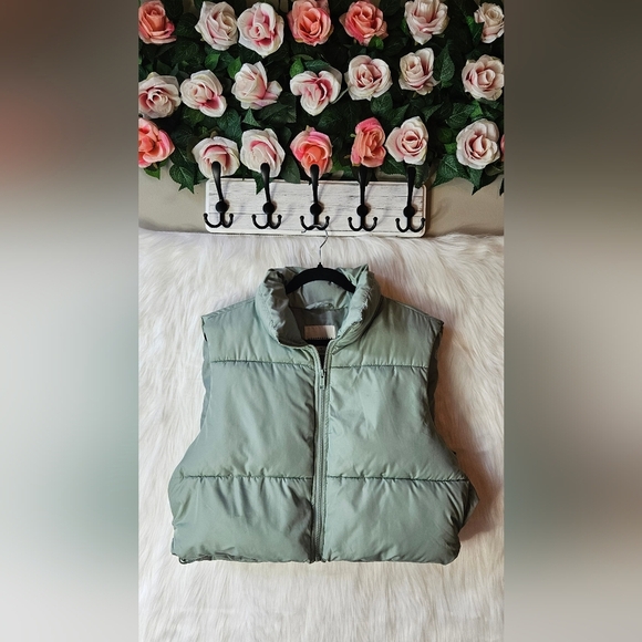 Aeropostale Classic Sage Green Cropped Puffer Vest - Picture 1 of 9